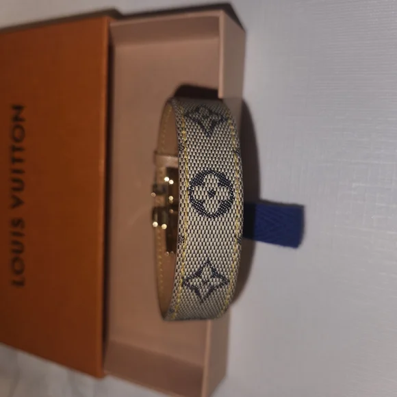 Louis Vuitton Bracelet with Gold Flower - Picture 2 of 4
